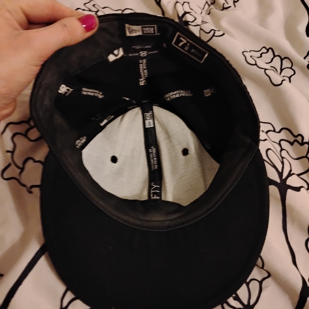 Black Cap with Embroidered Rabbit Design - Picture 4 of 5